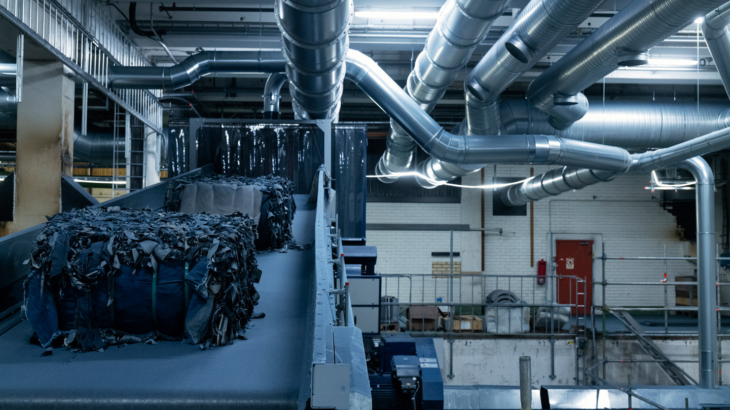 30272965A Sweden Sundsvall 25th November 2022  Renewcell Ortviksvägen 80 85633 Sundsvall Factory Shredding – the textiles are shredded, de-buttoned, de-zipped, de-colored and turned into a slurry.